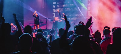 铁粉聚集地球迷社区热闹场景多人讨论与分享观点